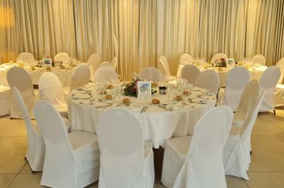 Table décorée pour une fête avec des donuts glacés bleus, des cubes décoratifs et des desserts variés sur des supports en…