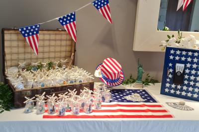 Table décorée pour une fête avec des donuts glacés bleus, des cubes décoratifs et des desserts variés sur des supports en…