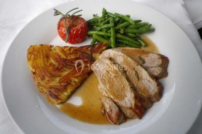 Miniature Traiteur Magny-en-Vexin (Val-d'Oise) - Karen Réceptions Organisation #12 Corbeille garnie de fruits variés et fleurs décoratives, posée sur une table dans un environnement faiblement éclairé.