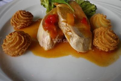 Miniature Traiteur Magny-en-Vexin (Val-d'Oise) - Karen Réceptions Organisation #14 Corbeille garnie de fruits variés et fleurs décoratives, posée sur une table dans un environnement faiblement éclairé.