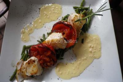 Miniature Traiteur Magny-en-Vexin (Val-d'Oise) - Karen Réceptions Organisation #11 Corbeille garnie de fruits variés et fleurs décoratives, posée sur une table dans un environnement faiblement éclairé.