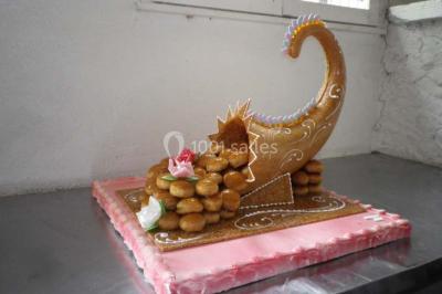 Miniature Traiteur Magny-en-Vexin (Val-d'Oise) - Karen Réceptions Organisation #28 Corbeille garnie de fruits variés et fleurs décoratives, posée sur une table dans un environnement faiblement éclairé.