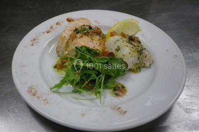 Miniature Traiteur Magny-en-Vexin (Val-d'Oise) - Karen Réceptions Organisation #13 Corbeille garnie de fruits variés et fleurs décoratives, posée sur une table dans un environnement faiblement éclairé.