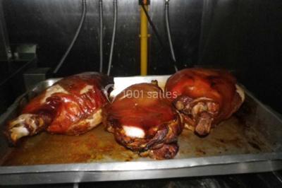 Miniature Traiteur Magny-en-Vexin (Val-d'Oise) - Karen Réceptions Organisation #17 Corbeille garnie de fruits variés et fleurs décoratives, posée sur une table dans un environnement faiblement éclairé.