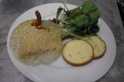 Miniature Traiteur Magny-en-Vexin (Val-d'Oise) - Karen Réceptions Organisation #2 Corbeille garnie de fruits variés et fleurs décoratives, posée sur une table dans un environnement faiblement éclairé.