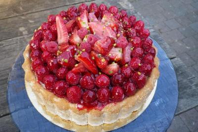 Miniature Traiteur Magny-en-Vexin (Val-d'Oise) - Karen Réceptions Organisation #22 Corbeille garnie de fruits variés et fleurs décoratives, posée sur une table dans un environnement faiblement éclairé.