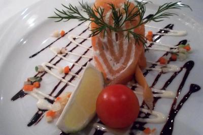 Miniature Traiteur Magny-en-Vexin (Val-d'Oise) - Karen Réceptions Organisation #9 Corbeille garnie de fruits variés et fleurs décoratives, posée sur une table dans un environnement faiblement éclairé.