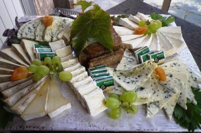 Miniature Traiteur Magny-en-Vexin (Val-d'Oise) - Karen Réceptions Organisation #18 Corbeille garnie de fruits variés et fleurs décoratives, posée sur une table dans un environnement faiblement éclairé.