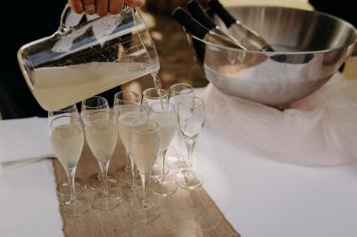 Miniature Traiteur Le Lion-d'Angers (Maine-et-Loire) - Niel Traiteur #2 Plateau de bouchées apéritives variées présentées sur des supports en bois, avec une pancarte ’Cocktail’.