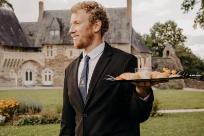 Miniature Traiteur Le Lion-d'Angers (Maine-et-Loire) - Niel Traiteur #3 Plateau de bouchées apéritives variées présentées sur des supports en bois, avec une pancarte ’Cocktail’.