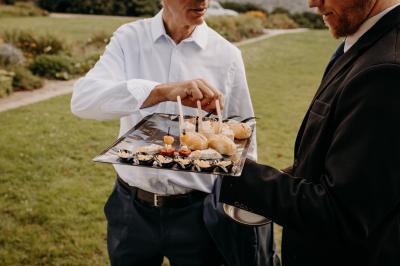 Miniature Traiteur Le Lion-d'Angers (Maine-et-Loire) - Niel Traiteur #4 Plateau de bouchées apéritives variées présentées sur des supports en bois, avec une pancarte ’Cocktail’.