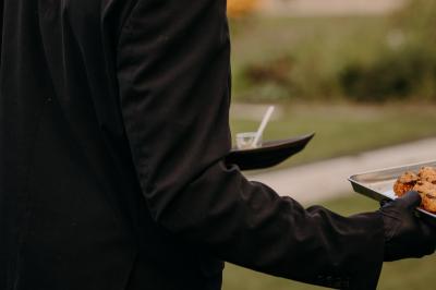 Miniature Traiteur Le Lion-d'Angers (Maine-et-Loire) - Niel Traiteur #5 Plateau de bouchées apéritives variées présentées sur des supports en bois, avec une pancarte ’Cocktail’.