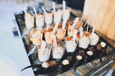 Miniature Traiteur Le Lion-d'Angers (Maine-et-Loire) - Niel Traiteur #7 Plateau de bouchées apéritives variées présentées sur des supports en bois, avec une pancarte ’Cocktail’.