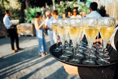 Miniature Traiteur Le Lion-d'Angers (Maine-et-Loire) - Niel Traiteur #8 Plateau de bouchées apéritives variées présentées sur des supports en bois, avec une pancarte ’Cocktail’.