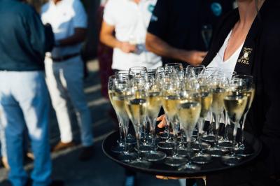 Miniature Traiteur Le Lion-d'Angers (Maine-et-Loire) - Niel Traiteur #9 Plateau de bouchées apéritives variées présentées sur des supports en bois, avec une pancarte ’Cocktail’.