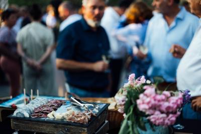 Miniature Traiteur Le Lion-d'Angers (Maine-et-Loire) - Niel Traiteur #11 Plateau de bouchées apéritives variées présentées sur des supports en bois, avec une pancarte ’Cocktail’.