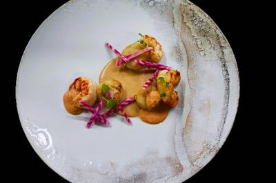 Miniature Traiteur Le Lion-d'Angers (Maine-et-Loire) - Niel Traiteur #13 Plateau de bouchées apéritives variées présentées sur des supports en bois, avec une pancarte ’Cocktail’.