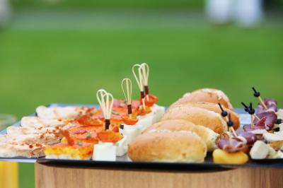 Miniature Traiteur Le Lion-d'Angers (Maine-et-Loire) - Niel Traiteur #14 Plateau de bouchées apéritives variées présentées sur des supports en bois, avec une pancarte ’Cocktail’.