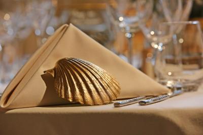 Miniature Traiteur Le Lion-d'Angers (Maine-et-Loire) - Niel Traiteur #15 Plateau de bouchées apéritives variées présentées sur des supports en bois, avec une pancarte ’Cocktail’.