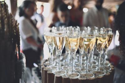 Miniature Traiteur Le Lion-d'Angers (Maine-et-Loire) - Niel Traiteur #16 Plateau de bouchées apéritives variées présentées sur des supports en bois, avec une pancarte ’Cocktail’.