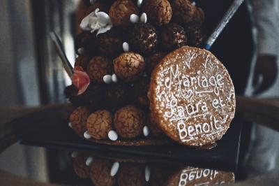 Miniature Traiteur Le Lion-d'Angers (Maine-et-Loire) - Niel Traiteur #17 Plateau de bouchées apéritives variées présentées sur des supports en bois, avec une pancarte ’Cocktail’.
