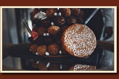 Miniature Traiteur Le Lion-d'Angers (Maine-et-Loire) - Niel Traiteur #18 Plateau de bouchées apéritives variées présentées sur des supports en bois, avec une pancarte ’Cocktail’.