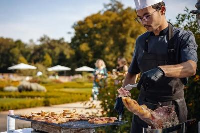 Miniature Traiteur Le Lion-d'Angers (Maine-et-Loire) - Niel Traiteur #19 Plateau de bouchées apéritives variées présentées sur des supports en bois, avec une pancarte ’Cocktail’.