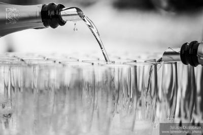 Miniature Traiteur Le Lion-d'Angers (Maine-et-Loire) - Niel Traiteur #21 Plateau de bouchées apéritives variées présentées sur des supports en bois, avec une pancarte ’Cocktail’.