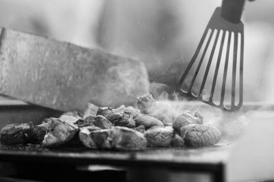 Miniature Traiteur Le Lion-d'Angers (Maine-et-Loire) - Niel Traiteur #23 Plateau de bouchées apéritives variées présentées sur des supports en bois, avec une pancarte ’Cocktail’.