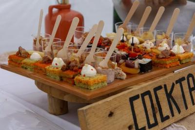 Miniature Traiteur Le Lion-d'Angers (Maine-et-Loire) - Niel Traiteur #24 Plateau de bouchées apéritives variées présentées sur des supports en bois, avec une pancarte ’Cocktail’.