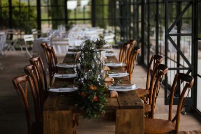 Miniature Traiteur Aix-en-Provence (Bouches-du-Rhône) - Carré Gourmand #7 Table dressée avec nappes blanches, verres à vin, couverts, petits pains et centre de table floral dans une salle lumineuse.