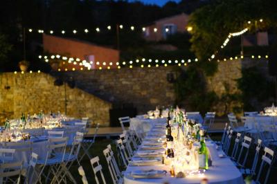 Miniature Traiteur Aix-en-Provence (Bouches-du-Rhône) - Carré Gourmand #8 Table dressée avec nappes blanches, verres à vin, couverts, petits pains et centre de table floral dans une salle lumineuse.
