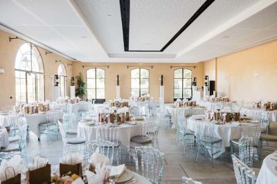 Miniature Traiteur Aix-en-Provence (Bouches-du-Rhône) - Carré Gourmand #14 Table dressée avec nappes blanches, verres à vin, couverts, petits pains et centre de table floral dans une salle lumineuse.