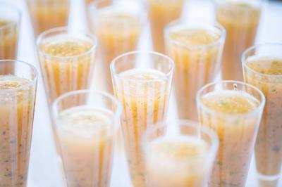 Miniature Traiteur Aix-en-Provence (Bouches-du-Rhône) - Carré Gourmand #15 Table dressée avec nappes blanches, verres à vin, couverts, petits pains et centre de table floral dans une salle lumineuse.