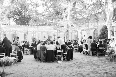 Miniature Traiteur Aix-en-Provence (Bouches-du-Rhône) - Carré Gourmand #17 Table dressée avec nappes blanches, verres à vin, couverts, petits pains et centre de table floral dans une salle lumineuse.