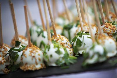 Miniature Traiteur Aix-en-Provence (Bouches-du-Rhône) - Carré Gourmand #10 Table dressée avec nappes blanches, verres à vin, couverts, petits pains et centre de table floral dans une salle lumineuse.
