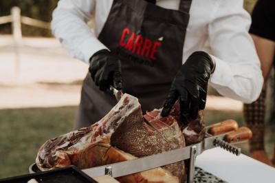 Miniature Traiteur Aix-en-Provence (Bouches-du-Rhône) - Carré Gourmand #5 Table dressée avec nappes blanches, verres à vin, couverts, petits pains et centre de table floral dans une salle lumineuse.