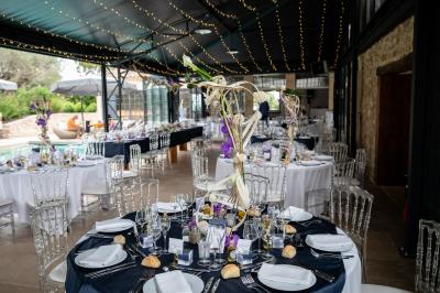 Miniature Traiteur Aix-en-Provence (Bouches-du-Rhône) - Carré Gourmand #38 Table dressée avec nappes blanches, verres à vin, couverts, petits pains et centre de table floral dans une salle lumineuse.