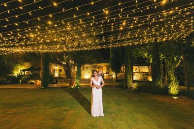 Miniature Traiteur Aix-en-Provence (Bouches-du-Rhône) - Carré Gourmand #33 Table dressée avec nappes blanches, verres à vin, couverts, petits pains et centre de table floral dans une salle lumineuse.