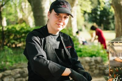 Miniature Traiteur Aix-en-Provence (Bouches-du-Rhône) - Carré Gourmand #37 Table dressée avec nappes blanches, verres à vin, couverts, petits pains et centre de table floral dans une salle lumineuse.