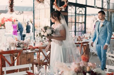 Miniature Traiteur Aix-en-Provence (Bouches-du-Rhône) - Carré Gourmand #6 Table dressée avec nappes blanches, verres à vin, couverts, petits pains et centre de table floral dans une salle lumineuse.