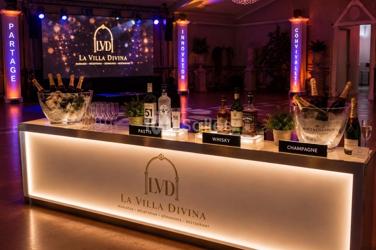 Bar lumineux avec bouteilles de champagne, whisky et pastis, verres et seaux à glace, dans une salle élégante décorée.
