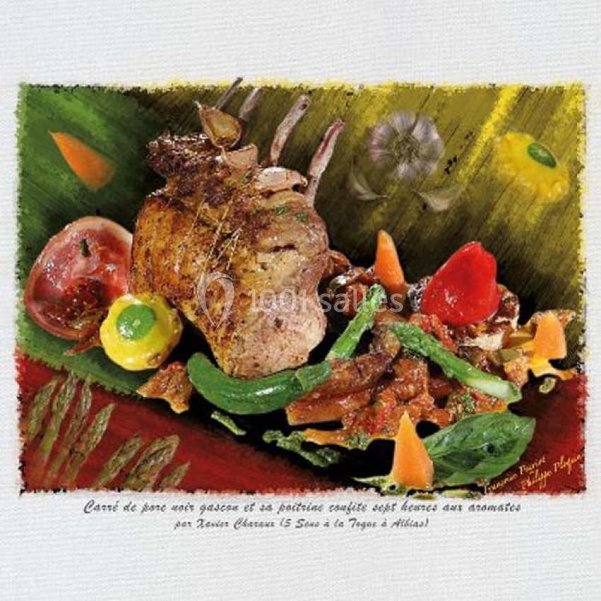 Carré de porc rôti accompagné de légumes colorés et d'une garniture aux herbes sur un fond artistique.