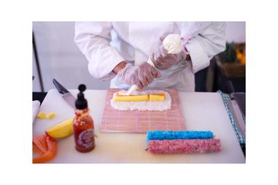 Groupe de personnes en vêtements d'hiver rassemblées dans une pièce éclairée par une lumière bleutée.
