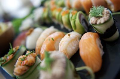 Groupe de personnes en vêtements d'hiver rassemblées dans une pièce éclairée par une lumière bleutée.