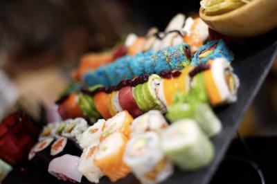 Groupe de personnes en vêtements d'hiver rassemblées dans une pièce éclairée par une lumière bleutée.