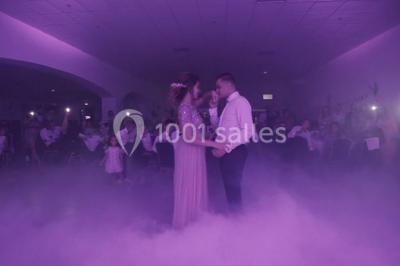 Miniature Location salle Gémenos (Bouches-du-Rhône) - Le Domaine du Gem #20 Table dressée avec nappes blanches, verres et couverts, vue sur une terrasse avec piscine et chaises en arrière-plan.