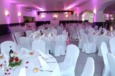 Miniature Location salle Gémenos (Bouches-du-Rhône) - Le Domaine du Gem #19 Table dressée avec nappes blanches, verres et couverts, vue sur une terrasse avec piscine et chaises en arrière-plan.