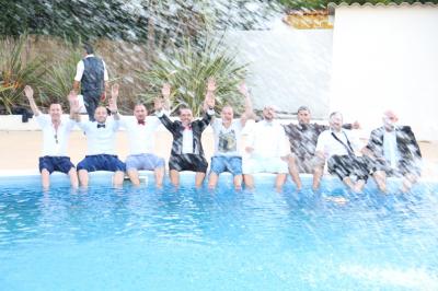 Miniature Location salle Gémenos (Bouches-du-Rhône) - Le Domaine du Gem #15 Table dressée avec nappes blanches, verres et couverts, vue sur une terrasse avec piscine et chaises en arrière-plan.