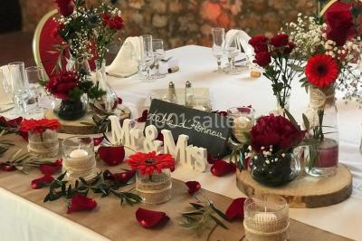 Miniature Location salle Gémenos (Bouches-du-Rhône) - Le Domaine du Gem #11 Table dressée avec nappes blanches, verres et couverts, vue sur une terrasse avec piscine et chaises en arrière-plan.
